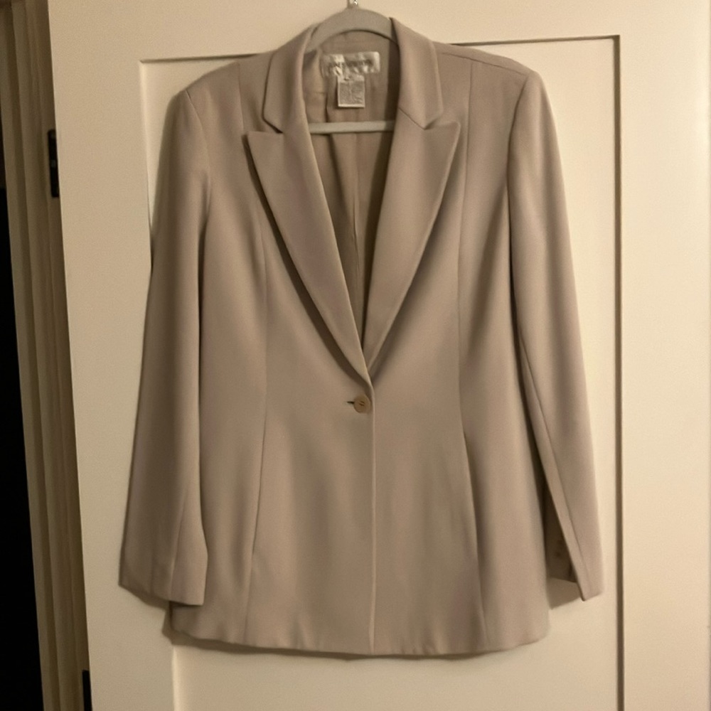 Lovely Jones New York tan blazer